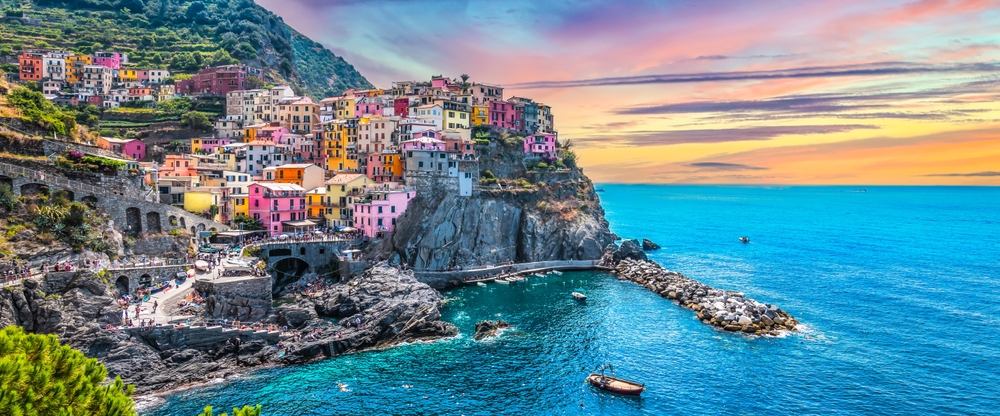 Vista panorâmica da vila pitoresca de Manarola, em Cinque Terre, um dos destinos mais encantadores da Itália.